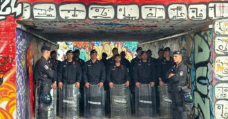 Copertina di Sfrattato lo storico Leoncavallo. Dentro non c’era nessuno. Il centro sociale organizza un presidio: “Riprendiamocelo”