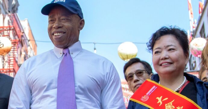 Una mazzetta in contanti nascosta in un sacchetto di patatine: collaboratrice del sindaco di New York nella bufera