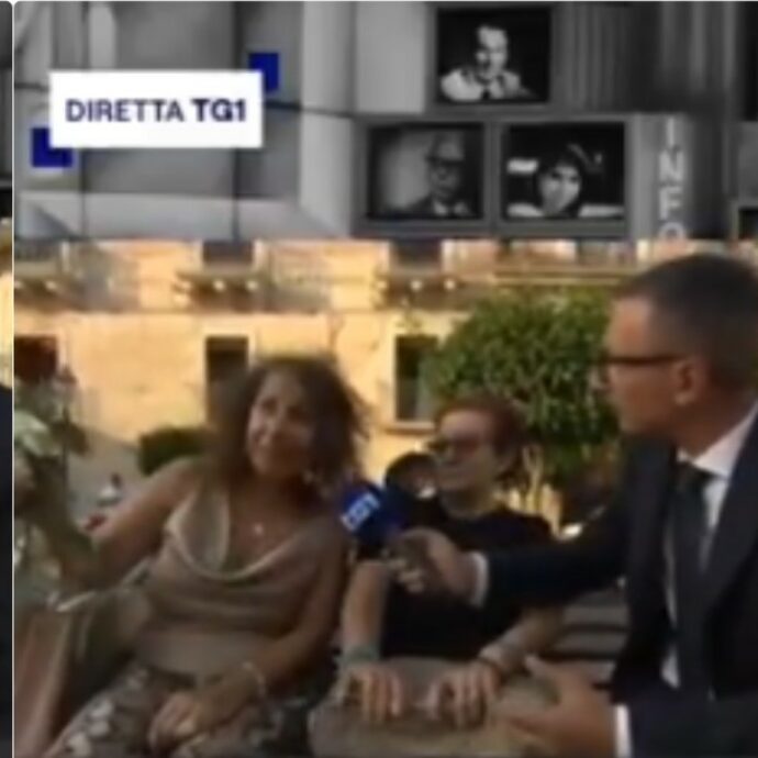 ‘Ruba’ i fiori dalle corone ai funerali di Pippo Baudo e lo ‘confessa’ in diretta al Tg1: “Volevo un ricordo”