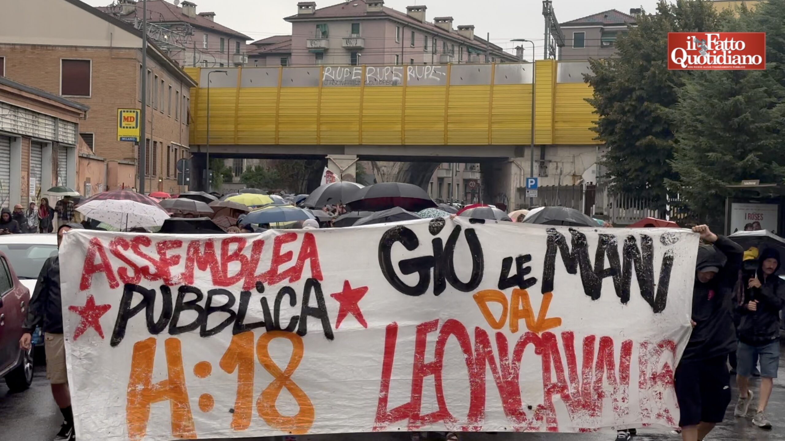 Milano, in centinaia al corteo per il Leoncavallo: “A settembre manifestazione nazionale”