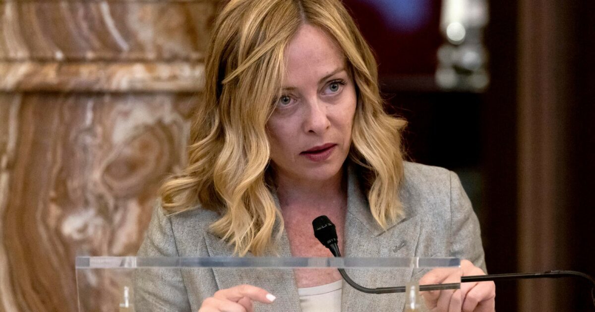 abusi online meloni disgustata solidariet224 alle vittime protezione della privacy sempre pi249 decisiva