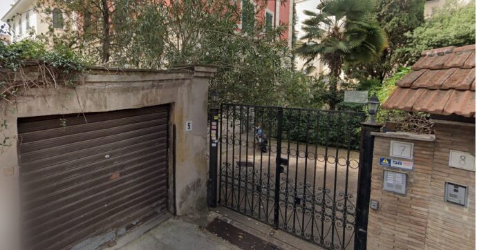 Roma, il mistero del cadavere trovato sul tetto di un’autorimessa e l’ipotesi sul ladro caduto da un palazzo