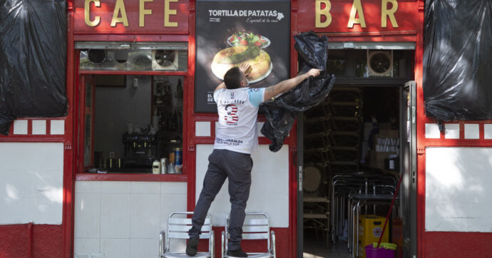 Salari bassi, turni massacranti, contratto scaduto: lavoratori pronti allo sciopero nella Catalogna dei record turistici