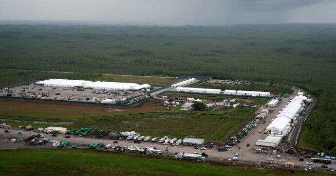 “Il carcere per migranti Alligator Alcatraz dovrà chiudere entro 60 giorni”: la sentenza della giudice Usa sul penitenziario voluto da Trump