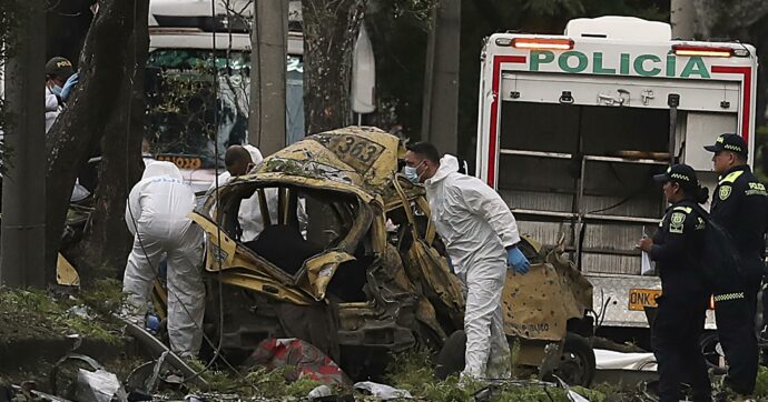 Colombia, la guerriglia all’attacco dello Stato: tre attentati in poche ore fanno 18 morti. Opposizioni contro il presidente