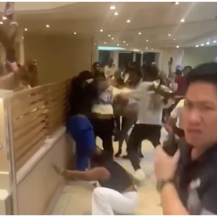 “Erano in fila per le crocchette di pollo, sono volati calci e pugni”: la maxi rissa sulla nave da crociera è virale