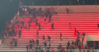 Copertina di Violenti scontri tra tifoserie sugli spalti: decine di feriti e più di cento arresti. Partita sospesa a Buenos Aires – Video