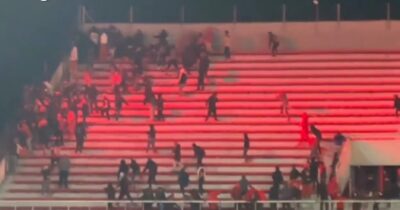 Copertina di Violenti scontri tra tifoserie sugli spalti: decine di feriti e più di cento arresti. Partita sospesa a Buenos Aires – Video