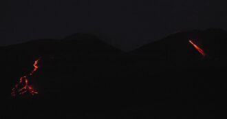 Copertina di Etna, il video delle colate laviche dalle recenti fratture: sopralluogo del Corpo forestale