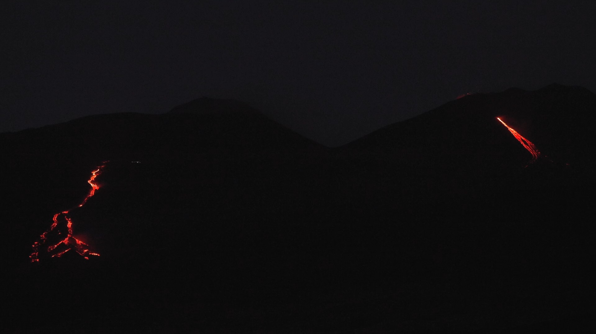 etna il video delle colate laviche dalle recenti fratture sopralluogo del corpo forestale