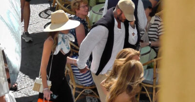 Copertina di David e Victoria Bekcham scelgono l’Italia per le vacanze: la coppia a Capri con i figli si mimetizza tra le vie del centro