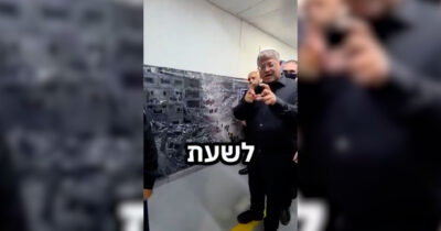 Copertina di Ben Gvir visita una prigione e mostra in video una foto di Gaza distrutta appesa per farla vedere ai prigionieri palestinesi
