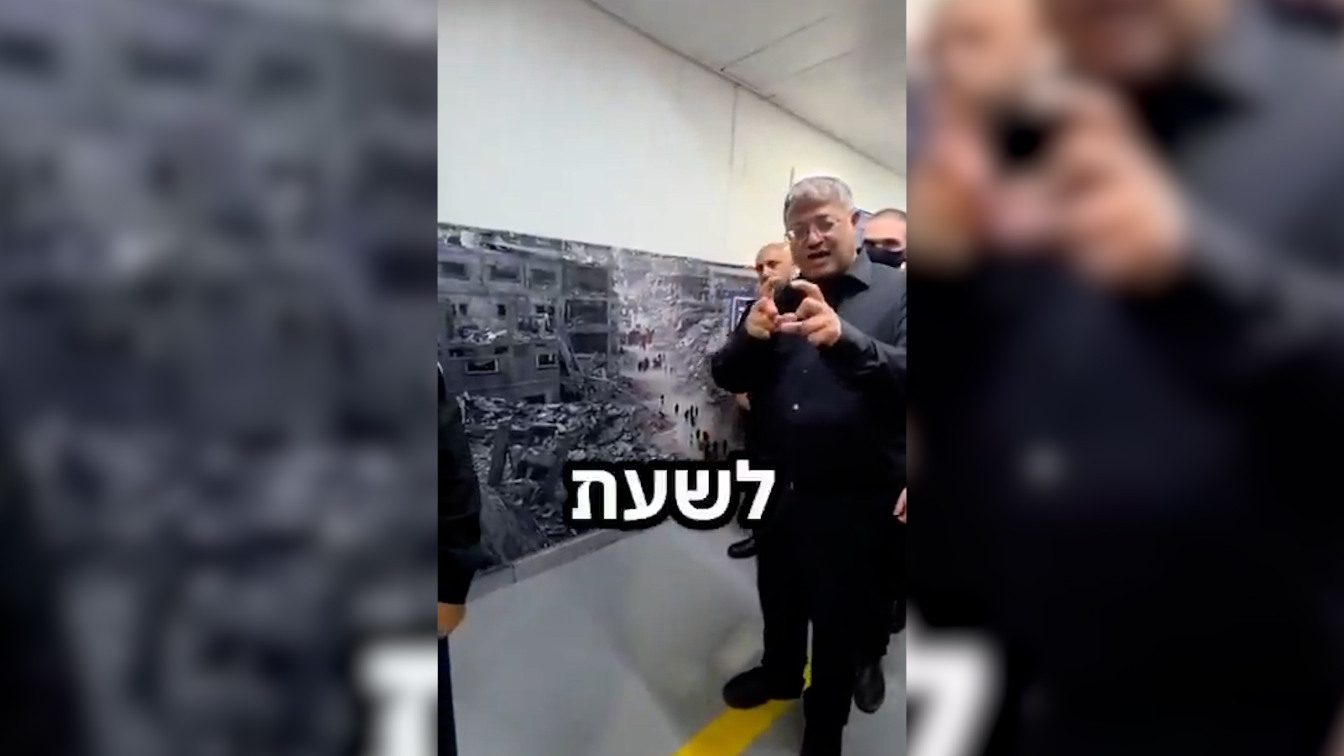 ben givr visita una prigione e mostra in video una foto di gaza distrutta appesa per farla vedere ai prigionieri palestinesi