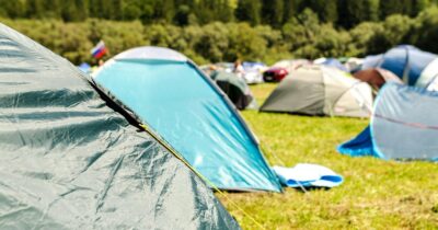 Copertina di Positivo alla peste dopo essere stato in campeggio: “Forse morso da una pulce infetta”. Quali sono i sintomi a cui fare attenzione