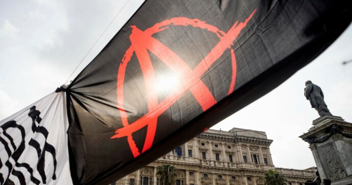 Rivista pro-bombe: cinque anarchici verso il processo