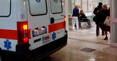 Copertina di Viterbo, bimbo di 2 anni cade da auto in corsa