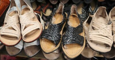 Copertina di Gli “Oaxaca Slip-on” di Adidas sotto accusa: “Copiato il design di sandali messicani”. L’azienda si scusa con gli indigeni