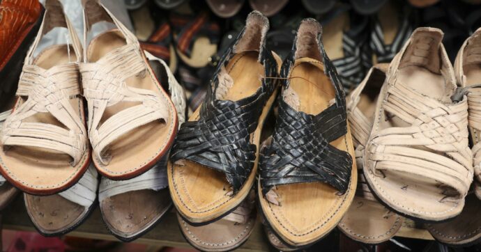 Gli “Oaxaca Slip-on” di Adidas sotto accusa: “Copiato il design di sandali messicani”. L’azienda si scusa con gli indigeni