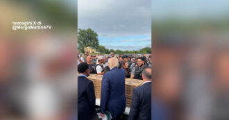 Copertina di Trump porta pizza e hamburger a polizia e guardia nazionale a Washington – Video