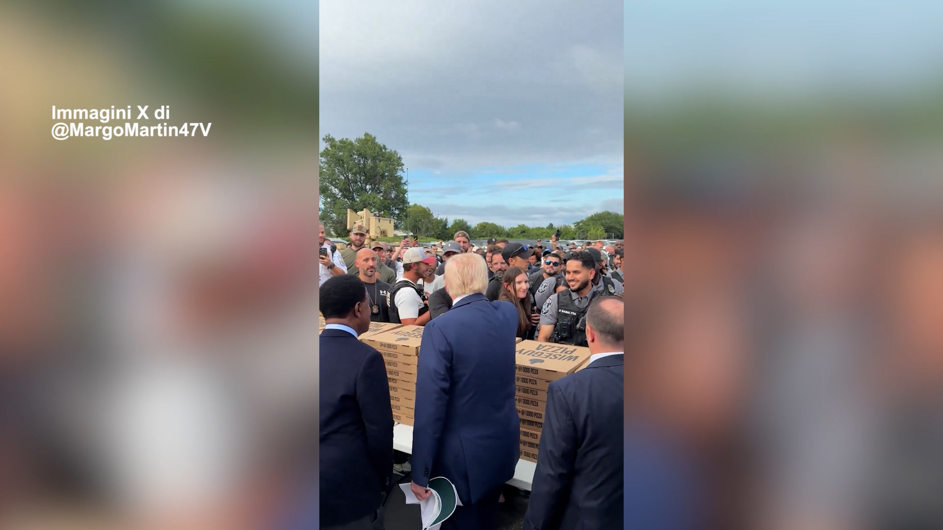 trump porta pizza e hamburger a polizia e guardia nazionale a washington 8211 video