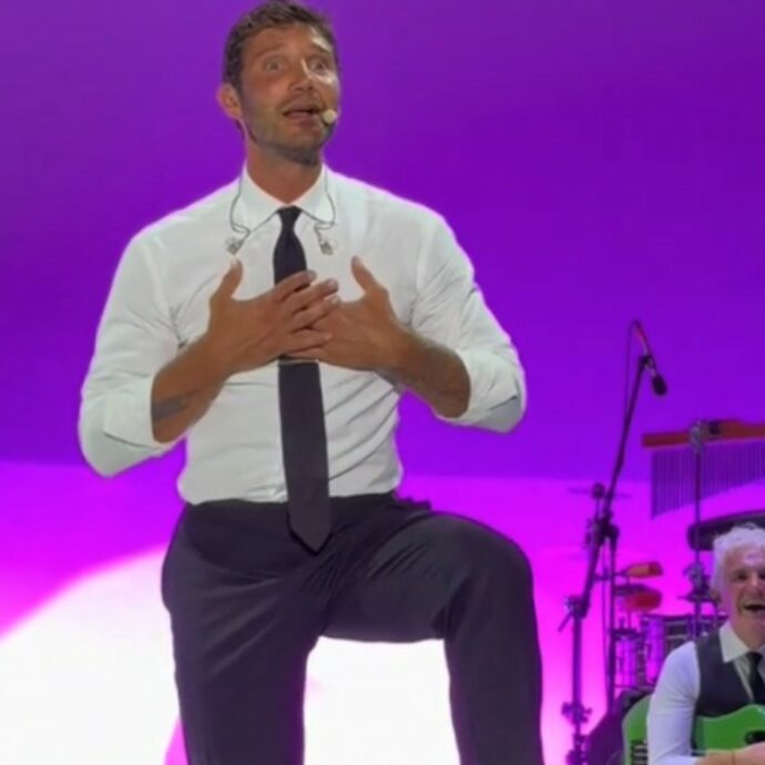 “Sei la mia vita. Ogni sera aspetto di vederti”: per Stefano De Martino dichiarazione d’amore a sorpresa da una fan speciale – VIDEO