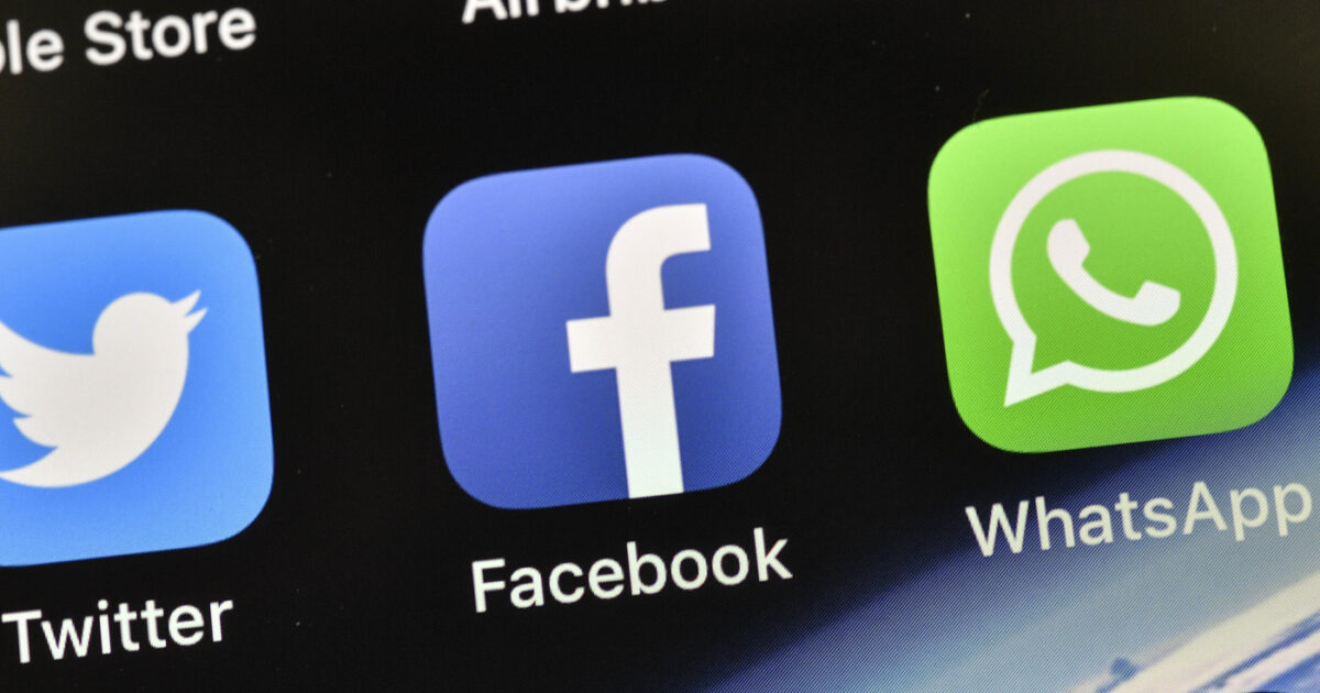 Chat control, l’algoritmo che scansiona i messaggi dei cittadini: l’Ue rilancia la proposta su input della Danimarca Chat control, l’algoritmo che scansiona i messaggi dei cittadini: l’Ue rilancia la proposta su input della Danimarca