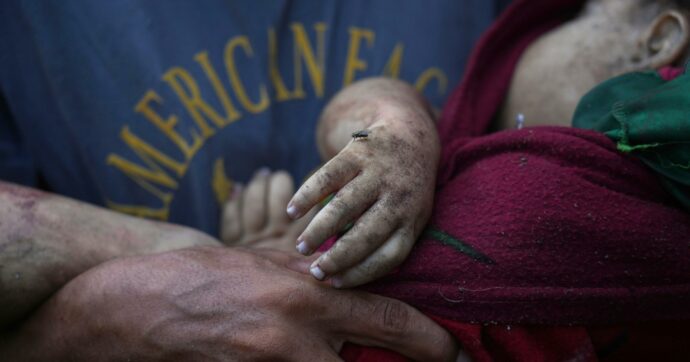 Tank di Israele nei sobborghi di Gaza City: 51 morti, 8 bambini. Smotrich: “Chi resta si arrenda o muoia di fame”