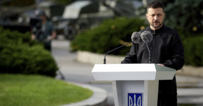 Copertina di Media: “La Cina pronta a inviare truppe di pace in Ucraina”. Ma Zelensky ribadisce: “Non cederemo territori”