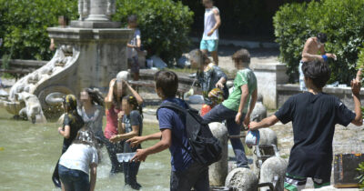 Copertina di “Settembre è troppo caldo”: torna l’idea del rientro a scuola a ottobre. Ma tanti si oppongono: “Chi pensa ai genitori?”
