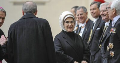 Copertina di La first lady turca esorta Melania Trump per i bambini di Gaza: “Scriva a Netanyahu come ha fatto con Putin”