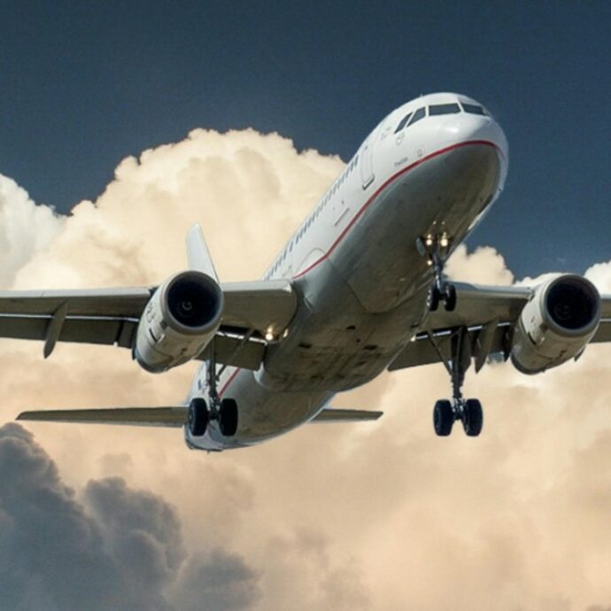 L’unico controllore in turno si addormenta nella torre e non dà indicazioni: paura su volo Parigi-Ajaccio