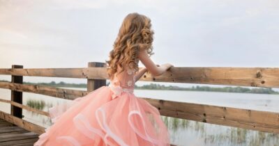 Copertina di “Mi hanno strappato e calpestato l’abito al ballo della scuola. Mi filmavano e ridevano mentre piangevo”: la storia della piccola Cenerentola sul Daily Mail