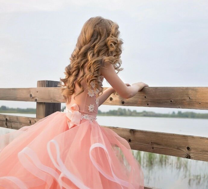 “Mi hanno strappato e calpestato l’abito al ballo della scuola. Mi filmavano e ridevano mentre piangevo”: la storia della piccola Cenerentola sul Daily Mail