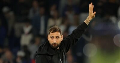 Copertina di Donnarumma, che affetto: i tifosi del Psg lo osannano dopo il match visto in tribuna. E lui si emoziona – Video