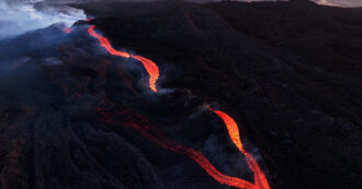 Copertina di Una lingua di fuoco spacca l’Etna: le impressionanti immagini della fuoriuscita di lava nel versante sud-est