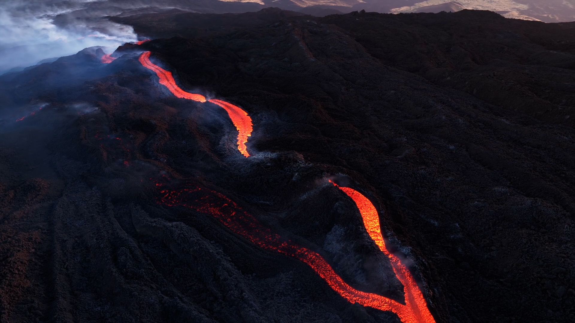 Una lingua di fuoco spacca l’Etna: le impressionanti immagini della fuoriuscita di lava nel versante sud est Una lingua di fuoco spacca l’Etna: le impressionanti immagini della fuoriuscita di lava nel versante sud est