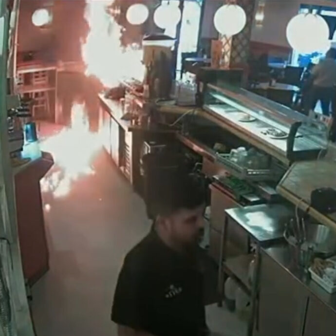Non hanno la maionese da mettere nel panino, cliente dà fuoco al bar – Video