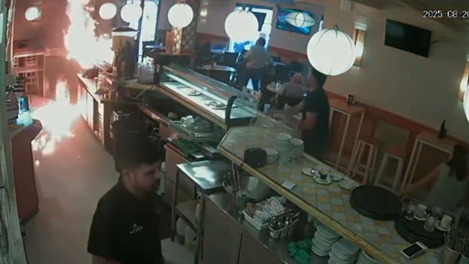 non hanno la maionese da mettere nel panino cliente d224 fuoco al bar 8211 video