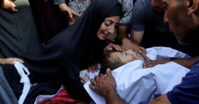 Copertina di Gantz: “Al governo con Bibi”. Tank a Gaza City: 50 morti