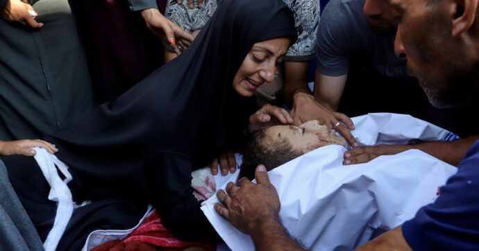 Gantz: “Al governo con Bibi”. Tank a Gaza City: 50 morti