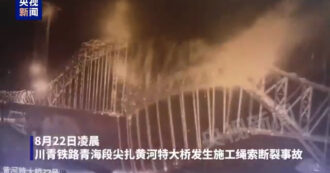 Copertina di Ponte in costruzione crolla su se stesso: almeno sei morti. La tragedia per la rottura di un cavo – Video