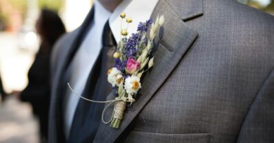 Copertina di Sparano gas lacrimogeni per festeggiare il matrimonio, lo sposo muore e due persone rimangono ferite