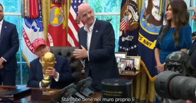 Copertina di Infantino (Fifa) fa vedere il trofeo a Trump: “Lo possono toccare solo i vincitori”. Il presidente: “Posso tenerlo?”