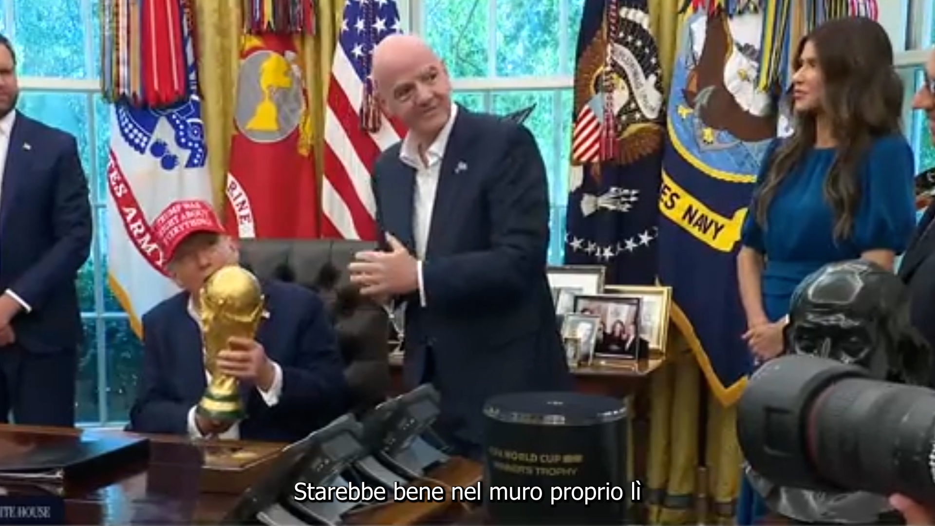 Infantino (Fifa) fa vedere il trofeo a Trump: “Lo possono toccare solo i vincitori”. Il presidente: “Posso ...
