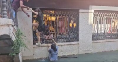 Copertina di Una gondola si è rovesciata in un canale di Venezia: i turisti cadono in acqua e si arrampicano per uscire