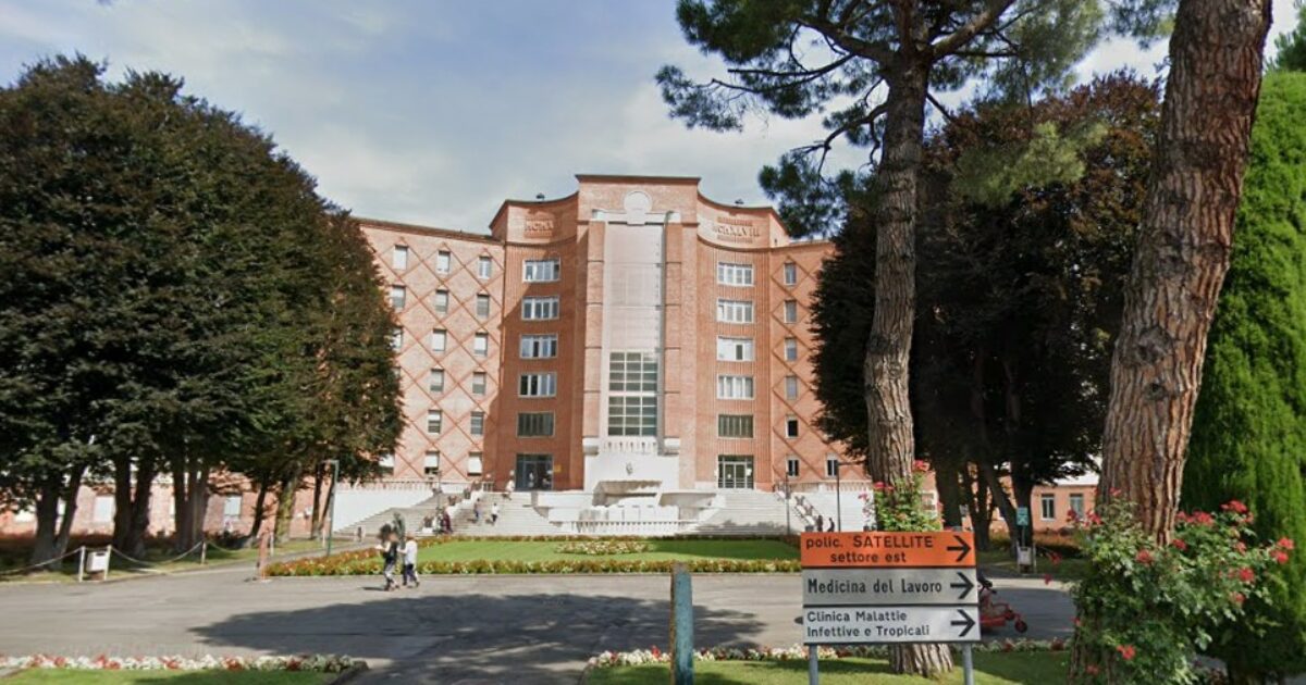 Fingeva di gettarsi sotto le auto in transito, 27enne investito sul lago di Garda: è grave