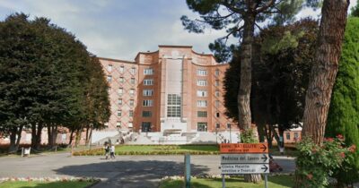 Copertina di Fingeva di gettarsi sotto le auto in transito, 27enne investito sul lago di Garda: un mese di prognosi