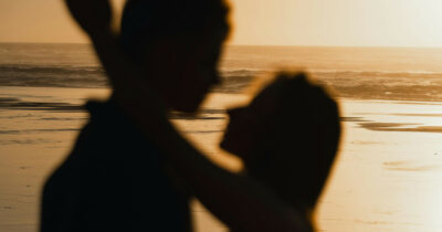 Copertina di Dalle avventure nate in spiaggia ai cuori spezzati, guida agli amori di fine estate (e come ripartire a settembre)