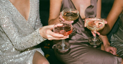 Copertina di “Quando bevevo un drink avevo mal di collo: così ho scoperto di avere il cancro”: la storia choc di Hanna Bordage