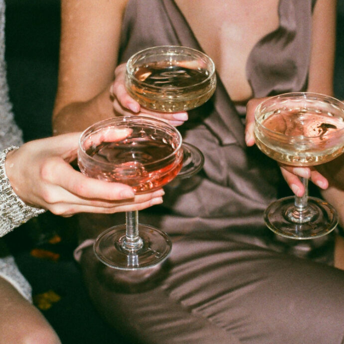 “Quando bevevo un drink avevo mal di collo: così ho scoperto di avere il cancro”: la storia choc di Hanna Bordage